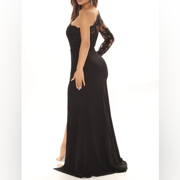 One sleeve gown - Picture 3 of 3